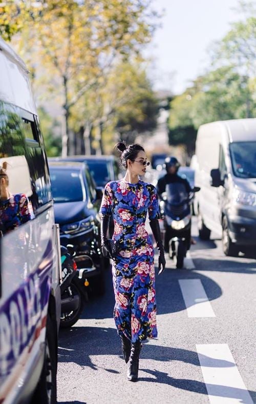 ...Khách vip nhất ở đây không ai khác chính là Anna Wintour - “nữ hoàng” làm cho cánh phóng viên phải chạy như ma đuổi, chen nhau để chụp được 1 tấm hình của bà