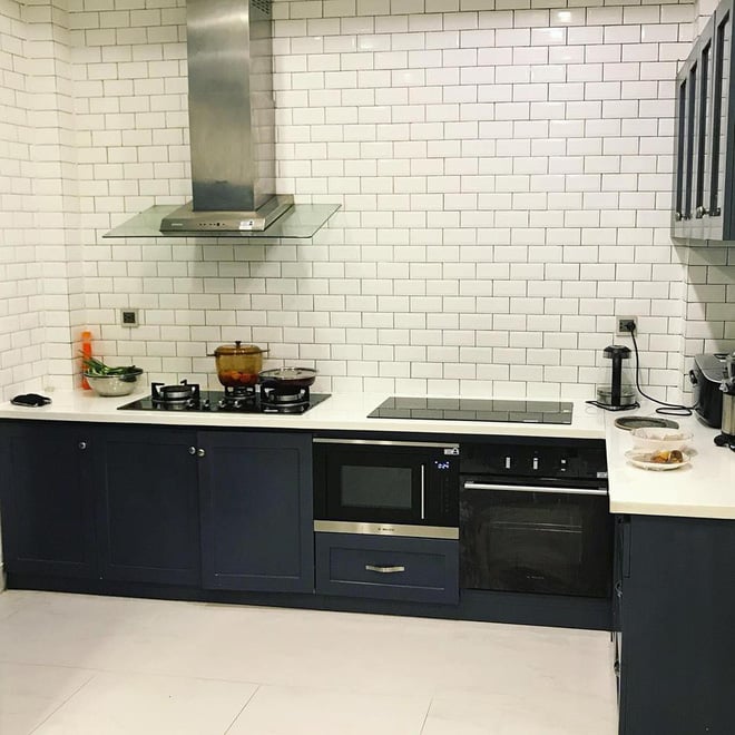 Góc bếp với 2 gam màu chủ đạo và đen trắng đối lập rất ấn tượng và thu hút.    