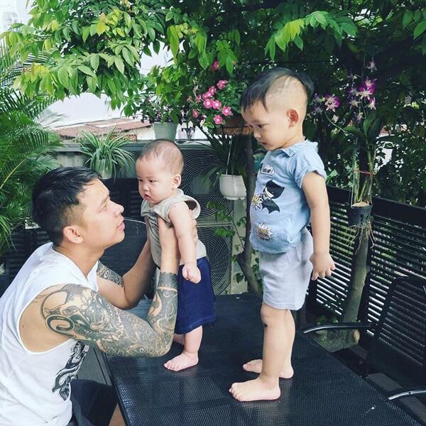 Đặc biệt, khu ban công trên lầu hai tràn ngập cây xanh là nơi có thể để vợ chồng Lê Hoàng (The Men) ngồi đọc sách, thư giãn, nhìn các con chơi đùa.    