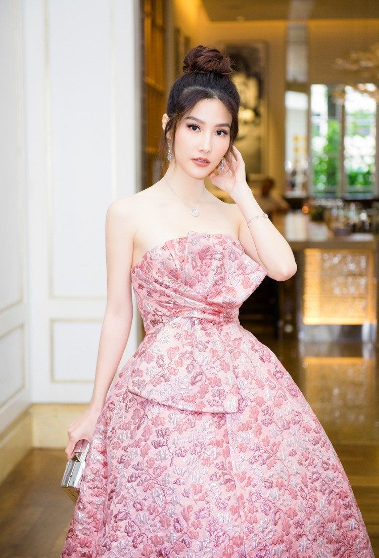 Được biết, giá trị của chiếc váy này lên đến hơn 90 triệu đồng, có thể thấy người đẹp vô cùng “chịu chi” khi đầu tư cho vẻ ngoài của bản thân.  