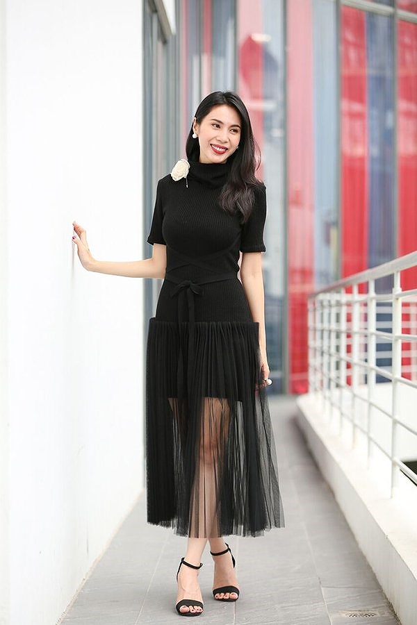 Dù là lúc ca hát hay lúc đứng sau ủng hộ những thành công của chồng Thủy Tiên vẫn luôn rạng rỡ và trẻ trung như thế.  