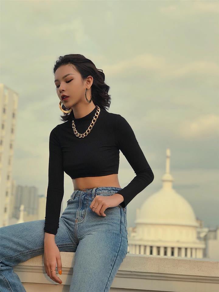 Phí Phương Anh lại chọn xích vàng cá tính, mang đậm phong cách Âu Mỹ cùng combo crop top - quần jean.