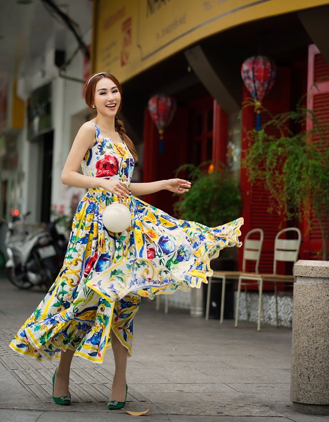 Chiếc đầm 2 dây Docle Gabbana dáng xoè xếp ly với sắc màu rực rỡ giúp Ngân Khánh khoe trọn vẻ sành điệu tiểu thư.  