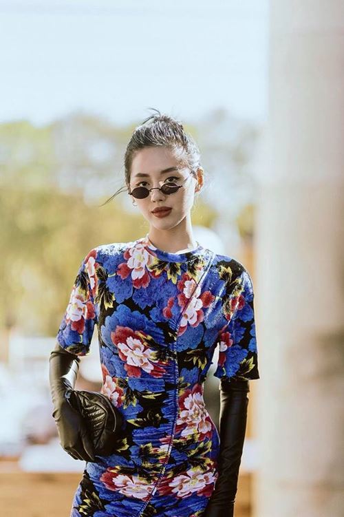 Được biết, chiếc váy hoa màu sắc của thương hiệu Kenzo, túi Saint Laurent, kính mắt của Roberiandfraud - một trong những thương hiệu kính mà Khánh Linh vô cùng thích thú. Cuối cùng để có outfit hoàn chỉnh hơn, cô chọn đôi boots của thương hiệu Fendi cá tính.     