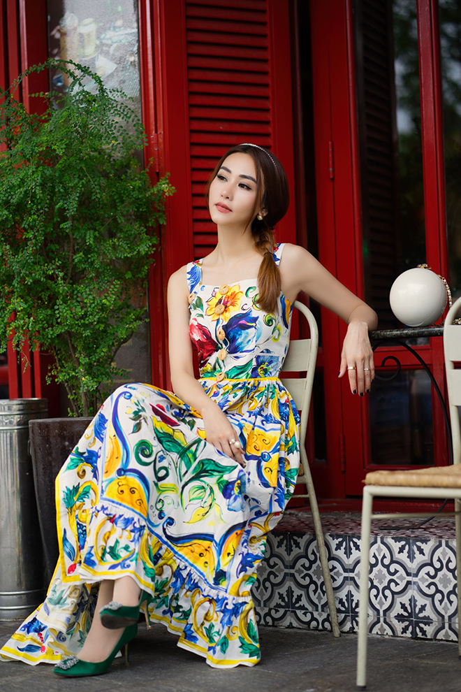 Đôi giày cao gót Manolo tông màu xanh lá cũng rất đồng điệu với chiếc váy khiến “quý cô” trở nên thời thượng hơn.  