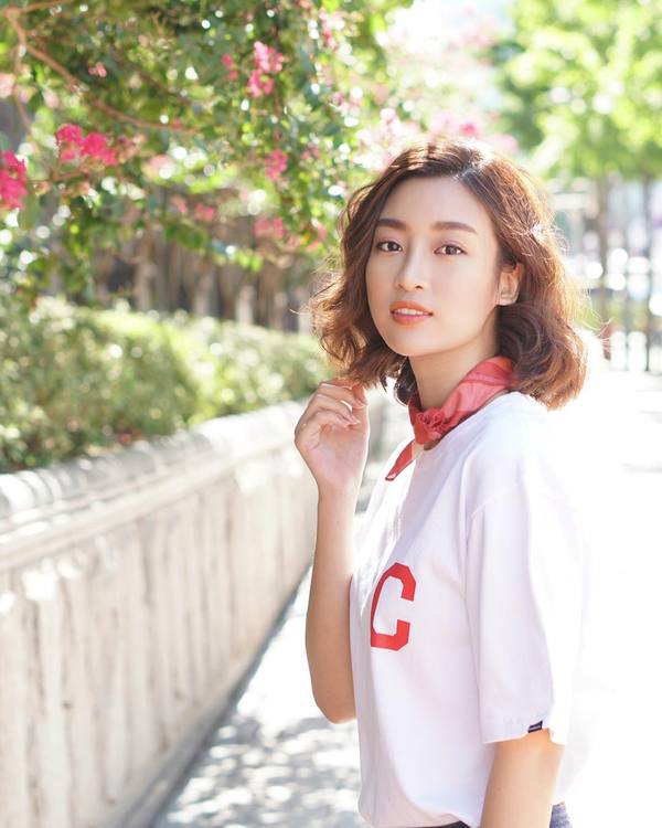 Trước đó, Đỗ Mỹ Linh cũng đã khoe hình ảnh bên một con phố đầy hoa. Thời điểm cuối tháng 9 tới đầu tháng 10, trời đang vào thu, thời tiết tại Hàn Quốc có nắng nhưng khá mát mẻ, cây cối bắt đầu đổi màu lá.