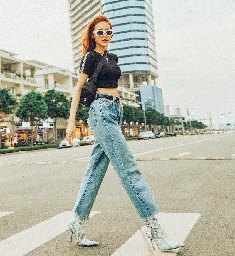 Nếu chọn áo croptop dài tay, không họa tiết thì có lẽ Minh Hằng đã gia nhập cùng bộ tứ siêu đẳng phía trên rồi.    
