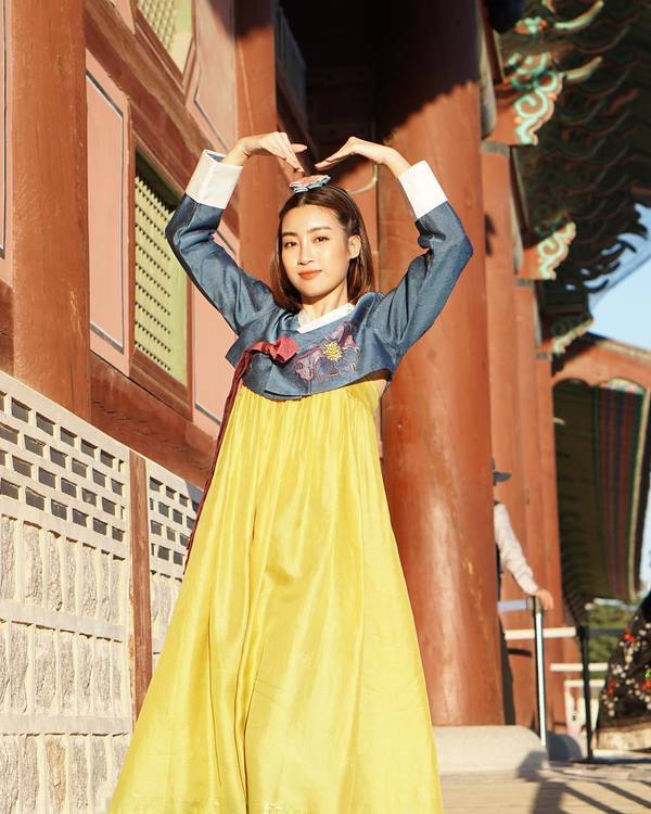 Người đẹp sinh năm 1996 cũng mặc thử bộ Hanbok truyền thống của người Hàn Quốc khi tham quan Cung điện Gyeongbokgung. Đây là công trình kiến trúc được xây dựng từ năm 1394, dưới thời vua Taejo đầu tiên của triều Joseon cổ.    