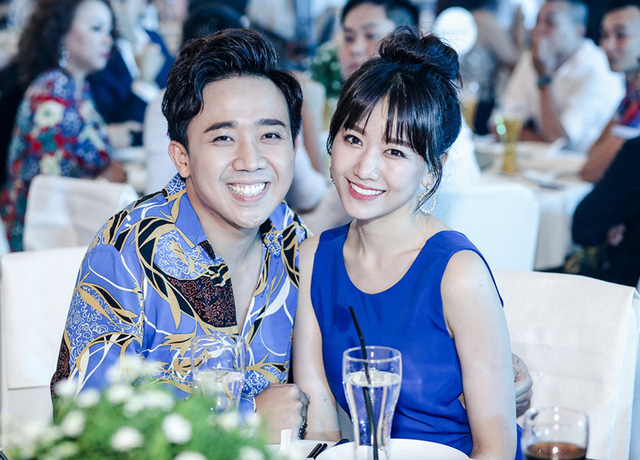 Vợ chồng Hari Won - Trấn Thành tươi cười rạng rỡ trong sinh nhật đồng nghiệp. Cặp đôi ngày càng hạnh phúc, sự nghiệp lên như diều gặp gió sau hôn nhân.  