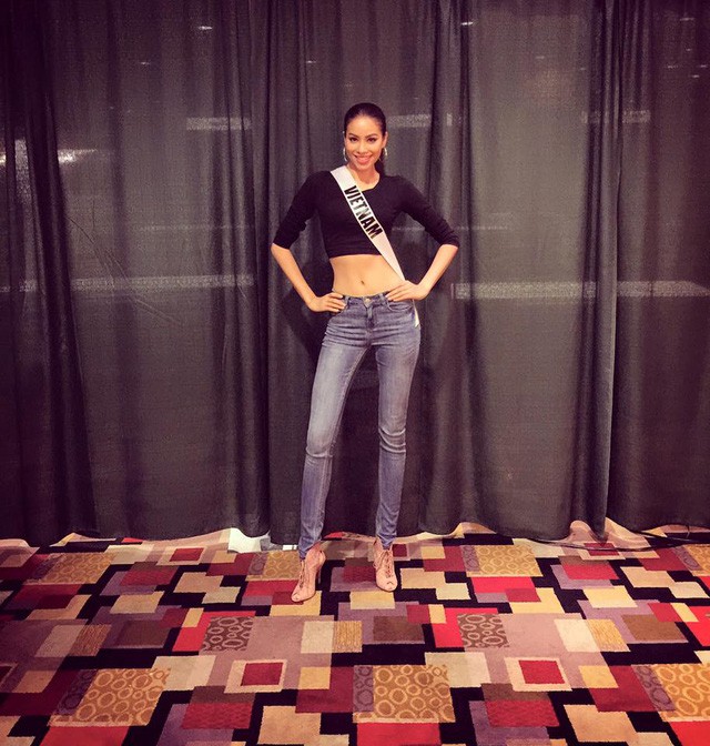 Phạm Hương chọn skinny jeans bó sát, thay vì chọn jeans ống rộng để khoe đường cong triệt để.    