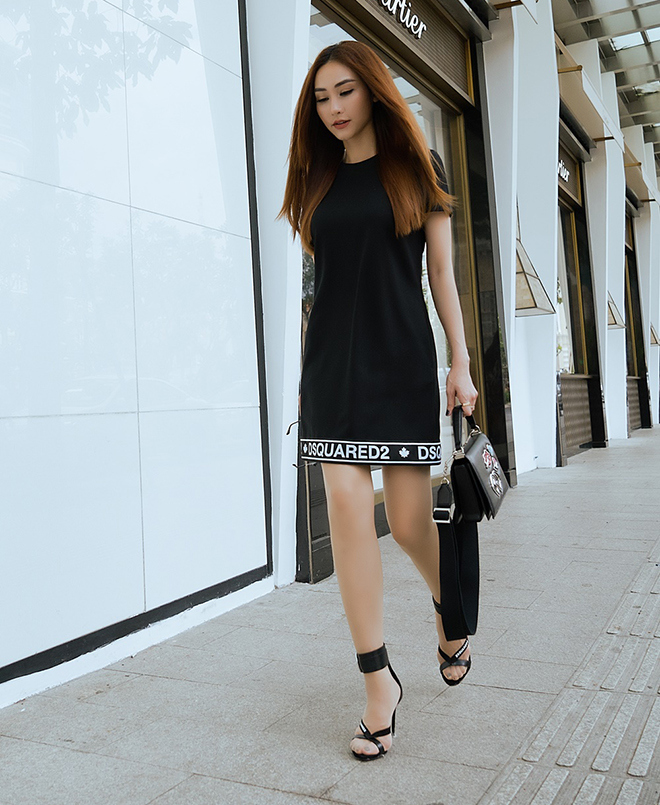 Giày cao gót DSquared 2 và mắt kính sắc đen góp phần tăng thêm vẻ hiện đại cho “mợ chảnh”.  