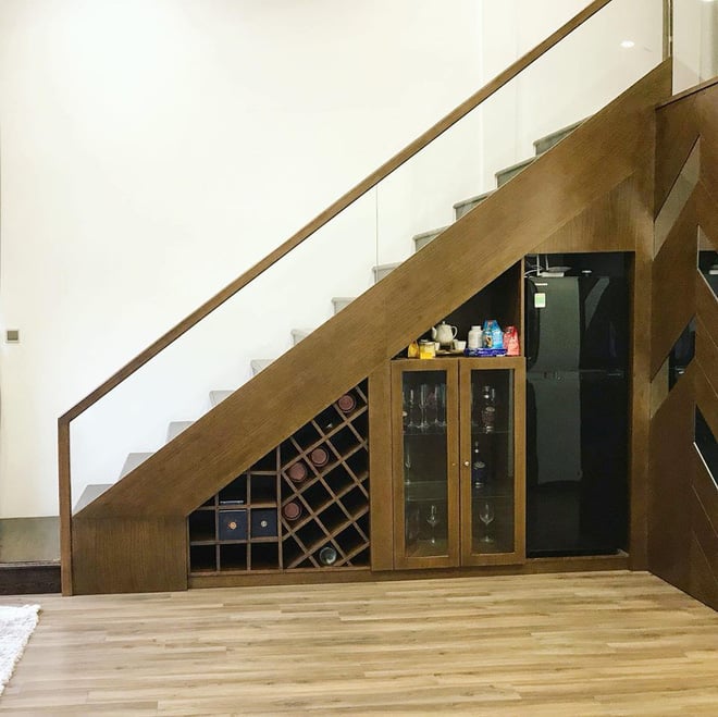 Cầu thang được tích hợp thành tủ rượu    