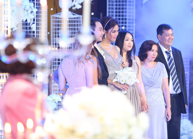 Tối 4/10, Lan Khuê và thiếu gia Tuấn John tổ chức tiệc cưới hoành tráng tại một địa điểm sang trọng ở TP HCM.  