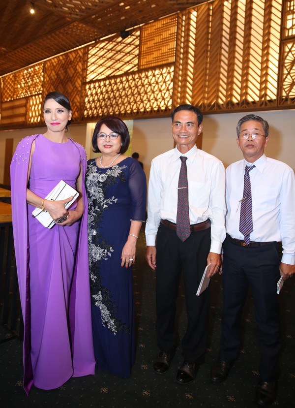 Mẹ cô dâu mặc váy dạ hội tím nổi bật, cùng người thân đến sớm để đón tiếp khách khứa.  