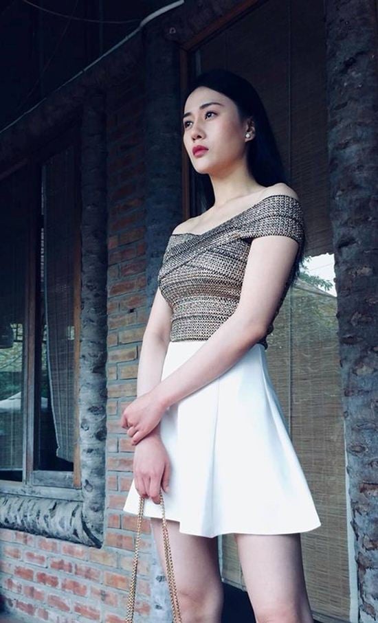 Cô Quỳnh trong phim đang dần có màn thay đổi sang hình tượng quyến rũ, sành điệu hơn. Vì thế item áo trễ vai này cũng gây được sự chú ý nhất định,