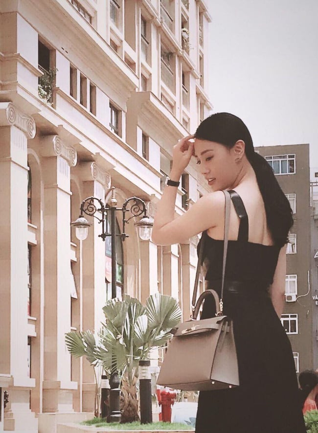 Ngoài phiên bản màu trắng phía trên, Phương Oanh còn có một chiếc màu nâu nhạt sang chảnh này nữa.    