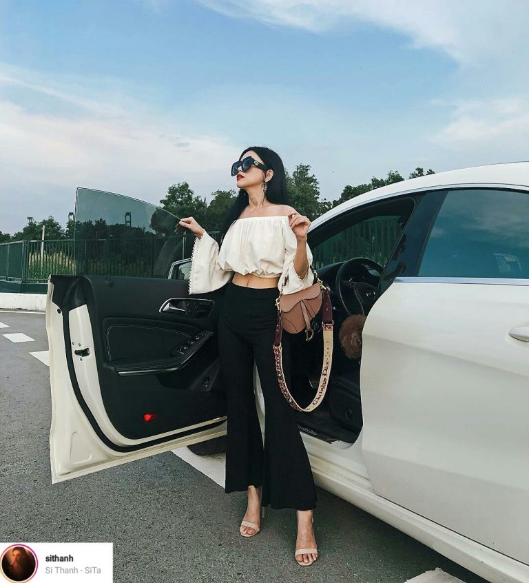 Sĩ Thanh diện bộ đôi “sang chảnh” với áo trắng trễ vai dáng croptop và quần ống loe. Một lần nữa chiếc túi yên ngựa của Dior lại chứng tỏ độ “hot” của mình khi liên tục xuất hiện trong những phong cách khác nhau.    