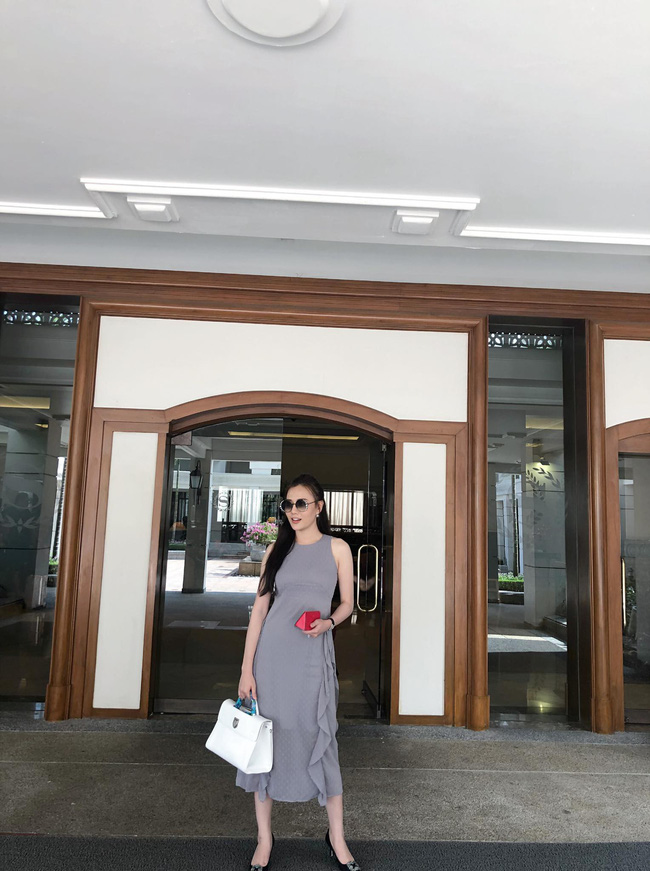 Đi theo hình tượng thanh lịch, nữ tính nên Phương Oanh cũng không thể không có một chiếc Diorever trắng tinh tươm lại đựng được nhiều đồ này. 79 triệu đồng là giá gốc của nó.    
