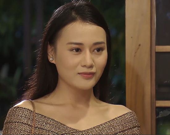 Chiếc áo trễ vai gợi cảm, mang lại sự quyến rũ cho người mặc.    