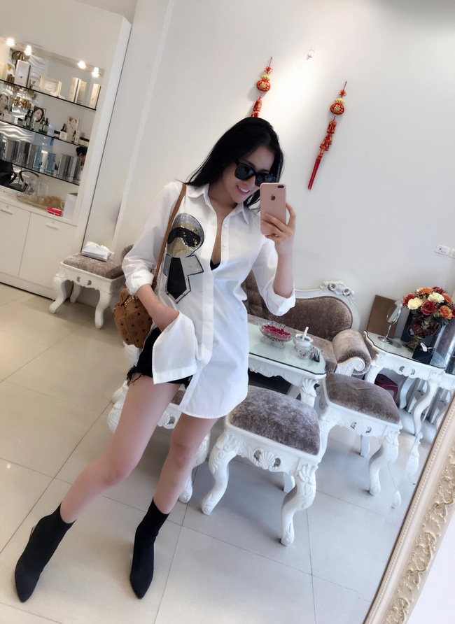 Có giá khiêm tốn nhất trong tủ túi hiệu của Quỳnh Búp Bê Phương Oanh là chiếc balo MCM size nhỏ, có giá khoảng 17 triệu đồng.    