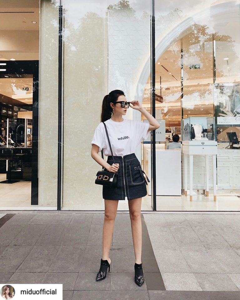 Midu xinh xắn với áo thun trắng cơ bản kết hợp cùng chân váy đen tương phản. Người đẹp còn chọn thêm kính tráng gương, túi xách và giày cao gót ton-sur-ton sành điệu, toát lên khí chất của một cô gái hiện đại.    