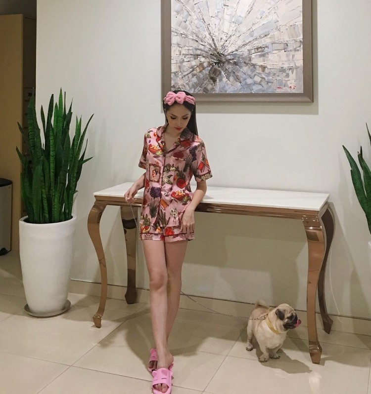 Khoe Shbet888 phiên bản mới nhất miên man trong bộ đồ mặc nhà đáng yêu này, còn ai nhận ra hoa hậu Hương Giang sang chảnh, quyền lực nữa không? Cô nàng còn tăng điểm nhí nhảnh với chiếc bờm cài tóc màu hồng cực nữ tính và đáng yêu.  