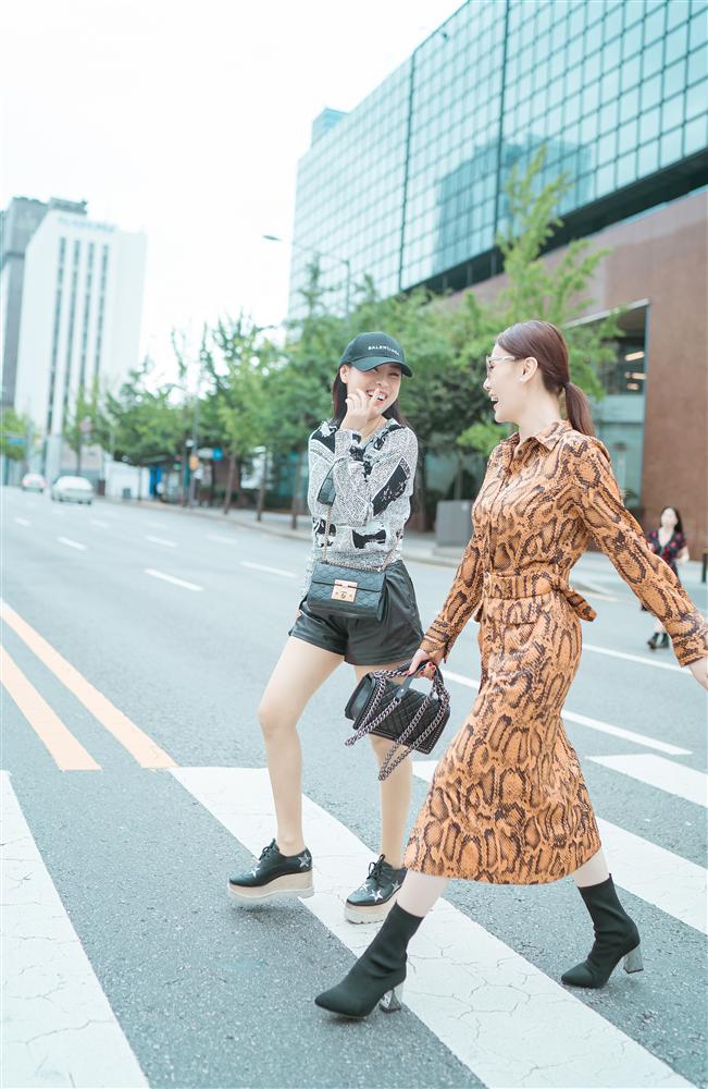 Phương Oanh không quên lưu lại những khoảnh khắc đẹp nơi đây bằng bộ hình street style bắt mắt.    