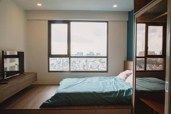 Căn hộ có view nhìn thẳng xuống hồ bơi và có thể phóng tầm mắt ngắm nhìn sông Bến Nghé. Buổi tối, Midu có thể thảnh thơi ngồi ngắm thành phố lên đèn.
