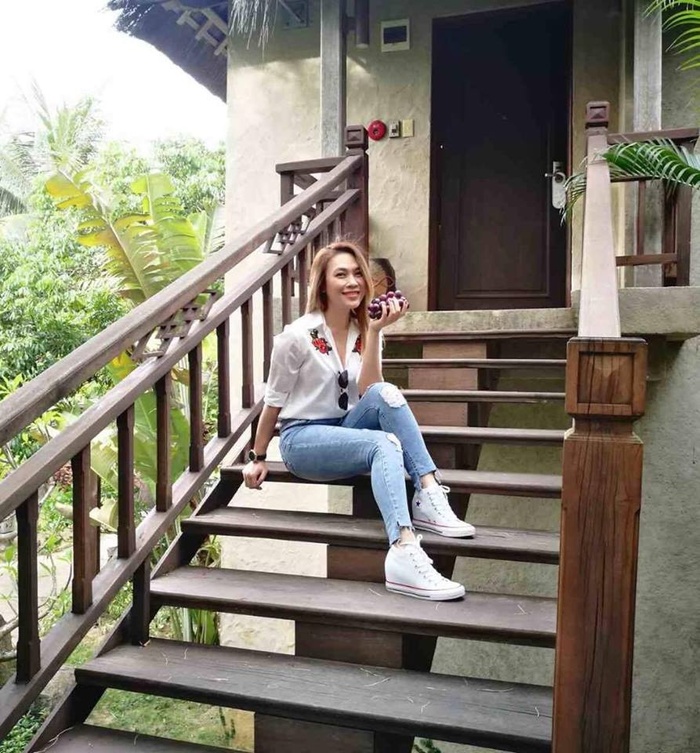  Ai có thể nghĩ cô nàng này đã bước vào độ tuổi U40. Áo sơ mi thêu họa tiết kết hợp quần jeans và sneaker độn đế giúp Mỹ Tâm trông trẻ trung đến bất ngờ. Chính những món đồ basic đã đem đến vẻ ngoài tràn đầy sức sống cho Mỹ Tâm.    