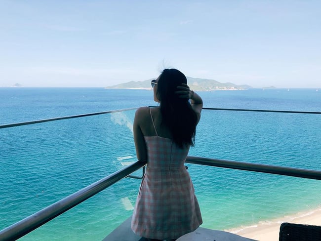 Nhìn từ phía sau, liệu có ai nhận ra cô gái đang diện đầm kẻ caro hồng baby kia là chị đại Mỹ Tâm đã U40 tuổi?    