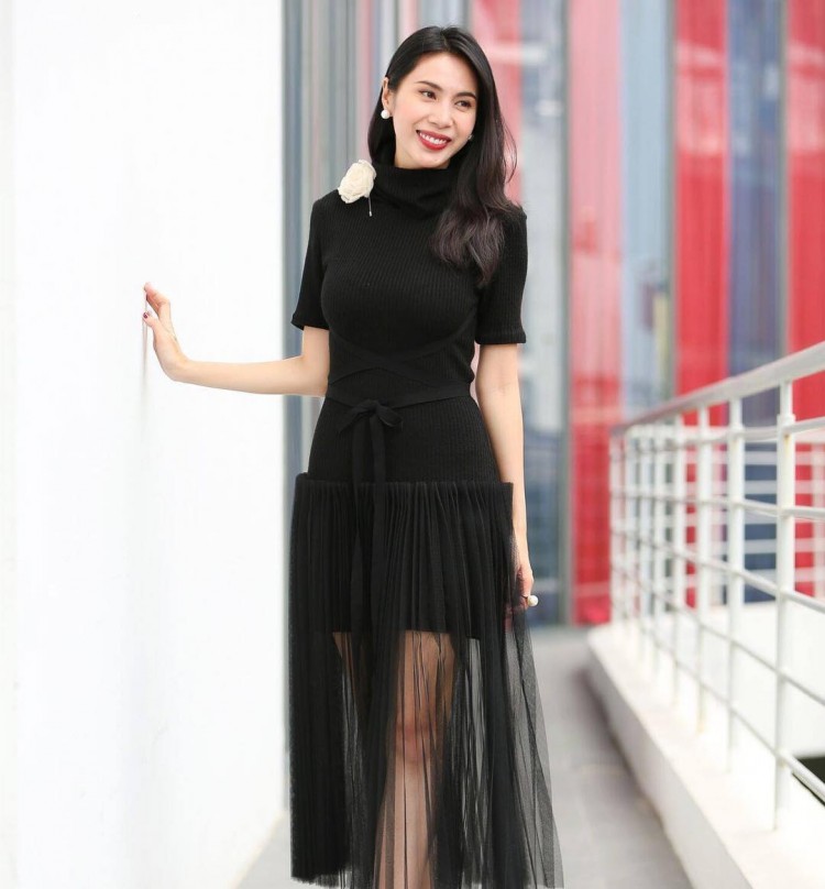 Chiếc váy thanh lịch, tinh tế của Lâm Gia Khang thật sự đã đem lại nét ngọt ngào, nhã nhặn cho Thủy Tiên.  