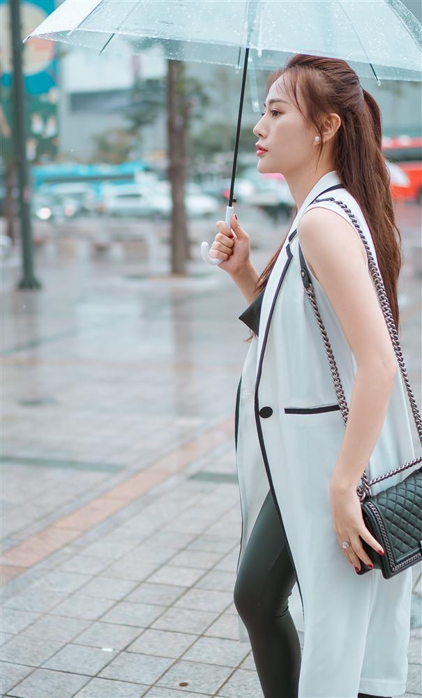  Cô khéo léo mix áo vest không tay dáng dài với áo hai dây đắp ren làm tôn lên nét gợi cảm của vòng 1. Nữ diễn viên chọn thêm túi xách Chanel Boy, kính mắt Gentle Monster để nâng tầm set đồ.    