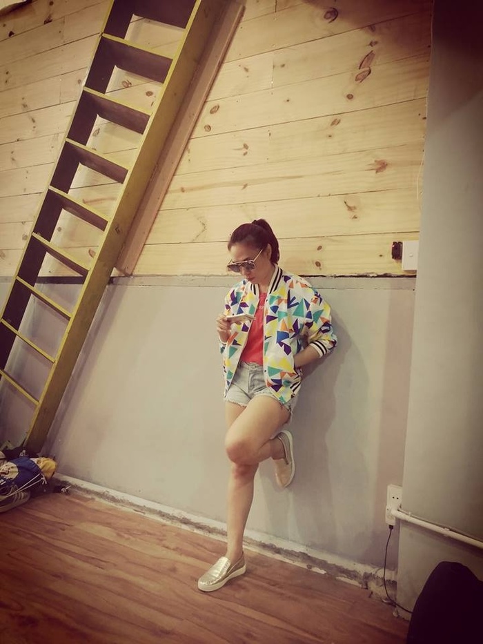 Nếu không phải là trên sân khấu thì ngoài đời thường Mỹ Tâm sẽ năng động cùng quần short, áo bomber và slip-on khỏe khoắn như thế này đây.    