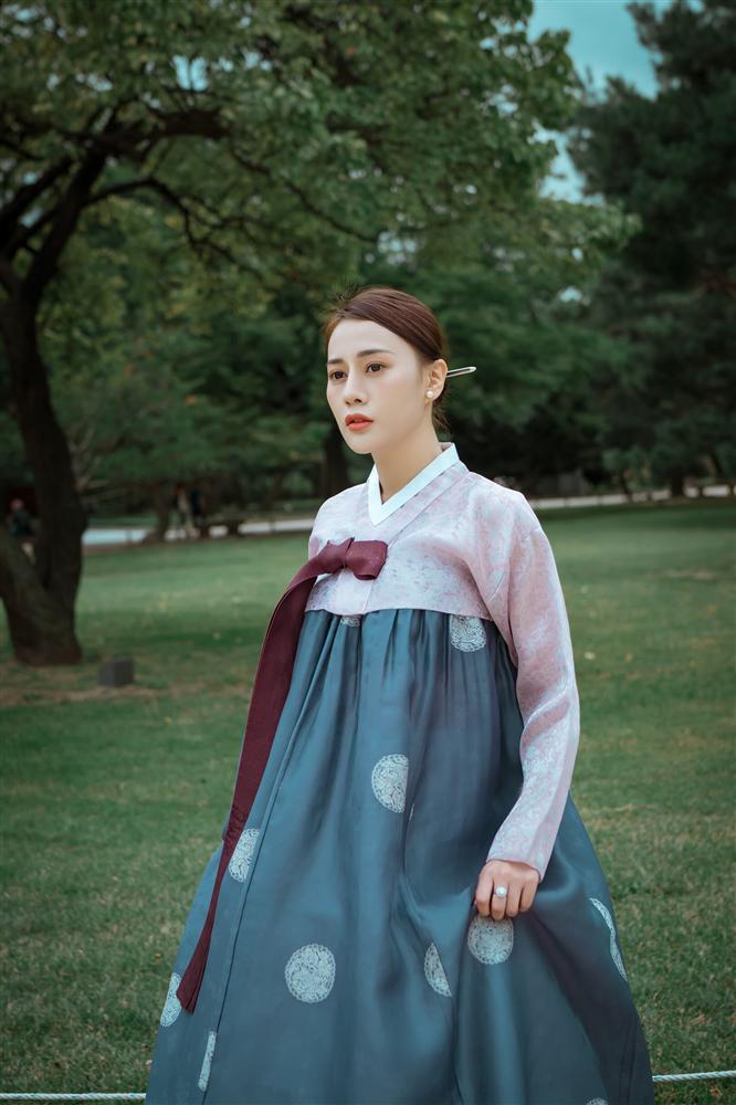 Khi đến thăm cố cung Gyeongbok, Phương Oanh không quên chụp hình với hanbok - Shbet999 com đăng nhập truyền thống của người Hàn Quốc.    