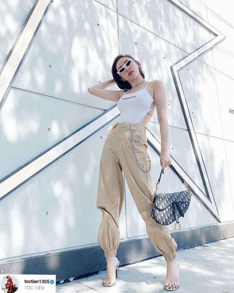 Tóc Tiên diện đồ táo bạo trên đất Mỹ với áo hai dây trắng khoe lưng trần gợi cảm. Đi cùng là quần kaki bó gấu đầy cá tính, túi Dior và kính mắt tí hon sang chảnh. Nữ ca sĩ ngày càng khẳng định vẻ đẹp nóng bỏng và gu thời trang quyến rũ.    