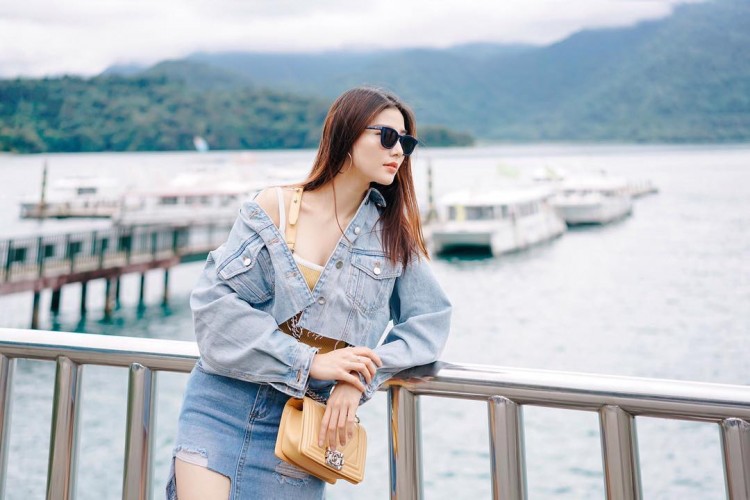 Diễm My 9X e ấp khoe vai trần. Tinh ý một chút, có thể thấy người đẹp khá thông minh khi mix màu túi và áo trong cùng tông, tạo nên sự liên kết trong outfit này.  