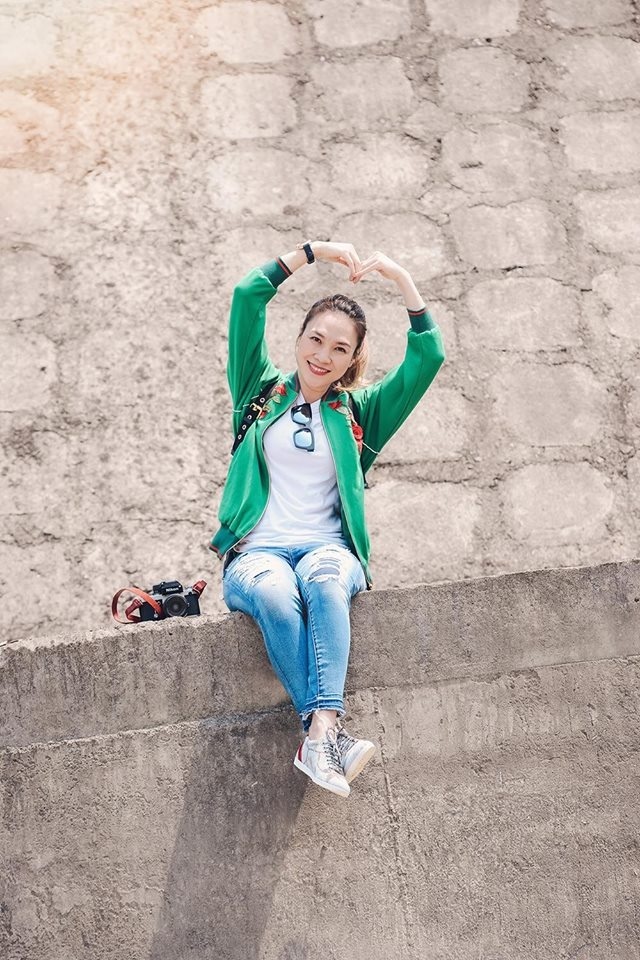 Quần jeans, áo phông luôn là những món đồ basic được Mỹ Tâm trưng dụng mỗi khi đi xa vì chúng mang lại sự thoải mái, năng động và cũng có tác dụng 
