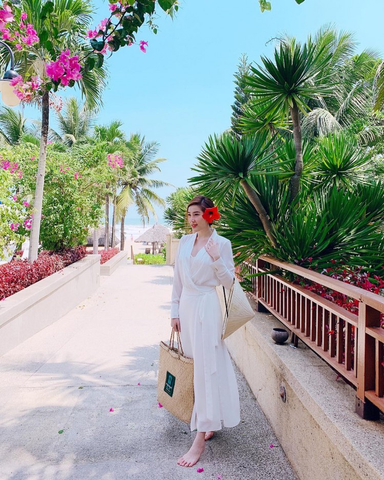 Cài hoa lên tóc và quẩy túi cói tung tăng khắp chốn, còn ai đáng yêu như Bảo Thy?  