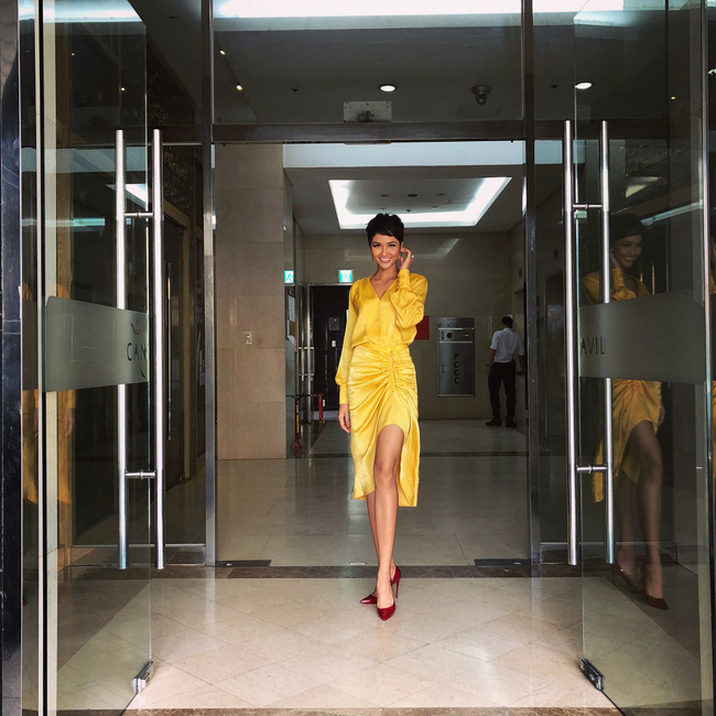 H'Hen Niê có lẽ là một trong những nàng hậu chịu khó khoe ảnh #ootd (outfit of the day) nhất. Như một thông điệp: 