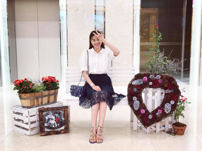 Phạm Hương khéo mix sơmi trắng trơn màu cùng chân váy midi ren khá điệu.    