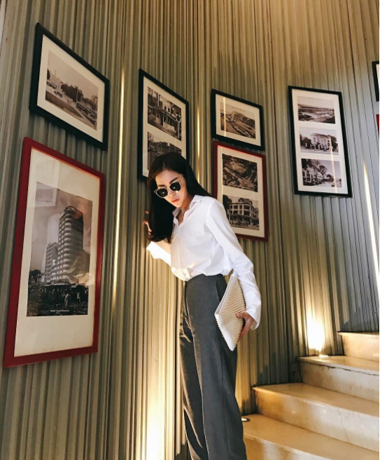 Kỳ Duyên mix sơmi trắng đứng dáng theo phong cách menswear.    