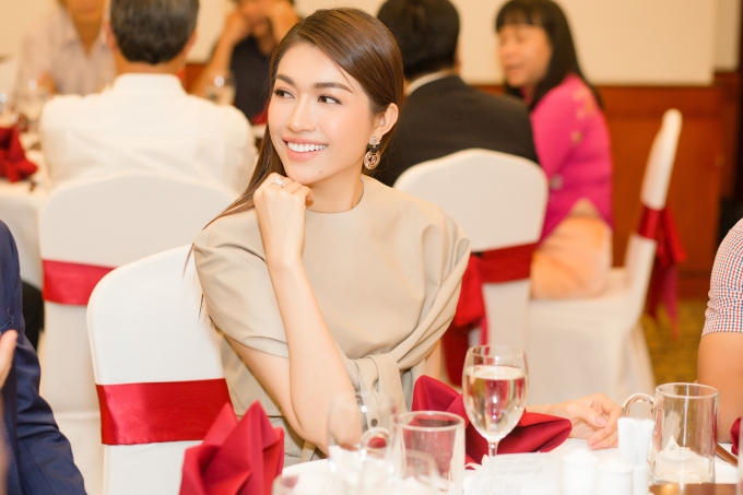 Lệ Hằng luôn trân trọng những sự kiện mình được tham gia vì đó là lúc hình ảnh của cô đến gần người hâm mộ hơn. 'Tôi ưu tiên chọn Shbet999 com đăng nhập phù họp với sự kiện và thể hiện được cá tính. Làm đẹp và làm mới bản thân cũng là cách tôi thể hiện sự tôn trọng dành cho người đối diện mỗi lần xuất hiện'.    