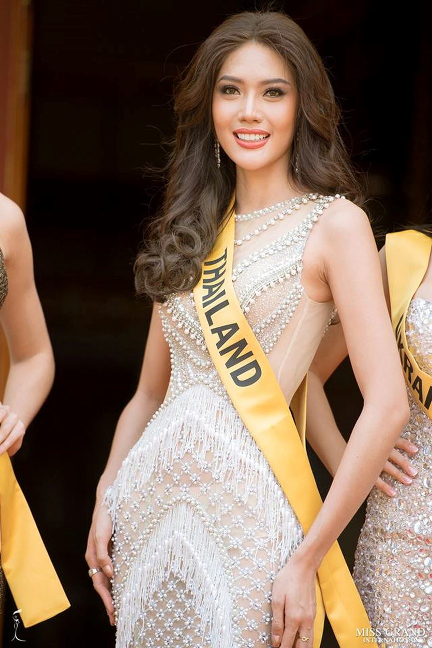 Người đẹp Thái Lan lựa chọn váy tua rua màu trắng kiêu sa.  
