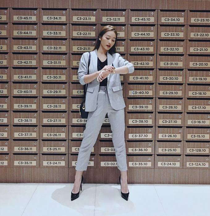 Khả Ngân khoe vóc dáng mảnh mai với suit sáng màu. Cô nàng khéo léo làm nổi bật set đồ với phụ kiện màu đen.     