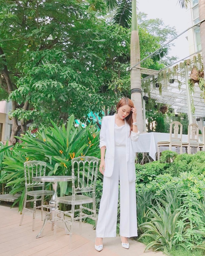 Suit trắng cũng đang được lòng nhiều sao Việt. Diễn viên Sam kết hợp bộ đồ cùng phụ kiện tông màu trắng theo phong cách monochrome.     