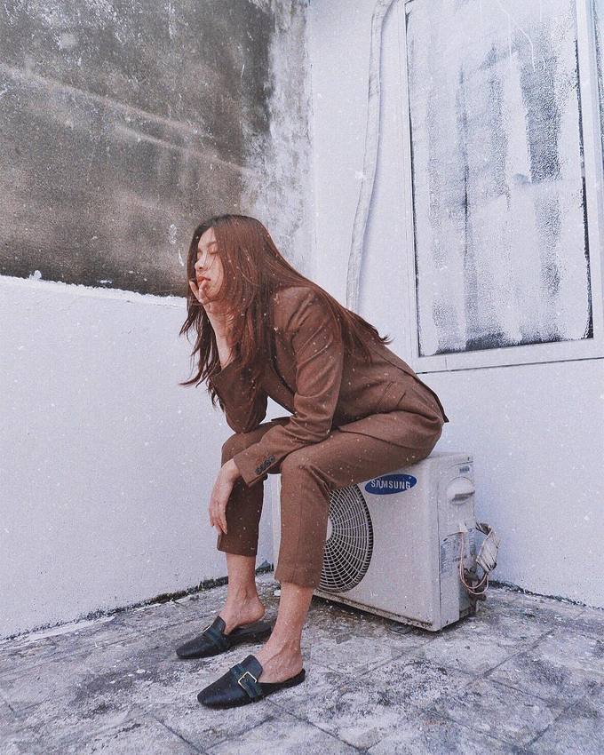 Mules hở gót giúp bộ suit màu nâu cổ điển của Đồng Ánh Quỳnh bớt đơn điệu, cứng nhắc.     