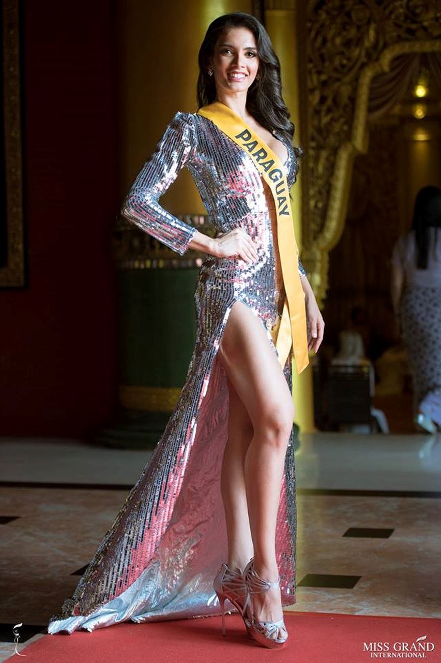 Hoa haạu Paraguay lộng lẫy và quyến rũ với bộ váy màu ánh bạc lấp lánh.  