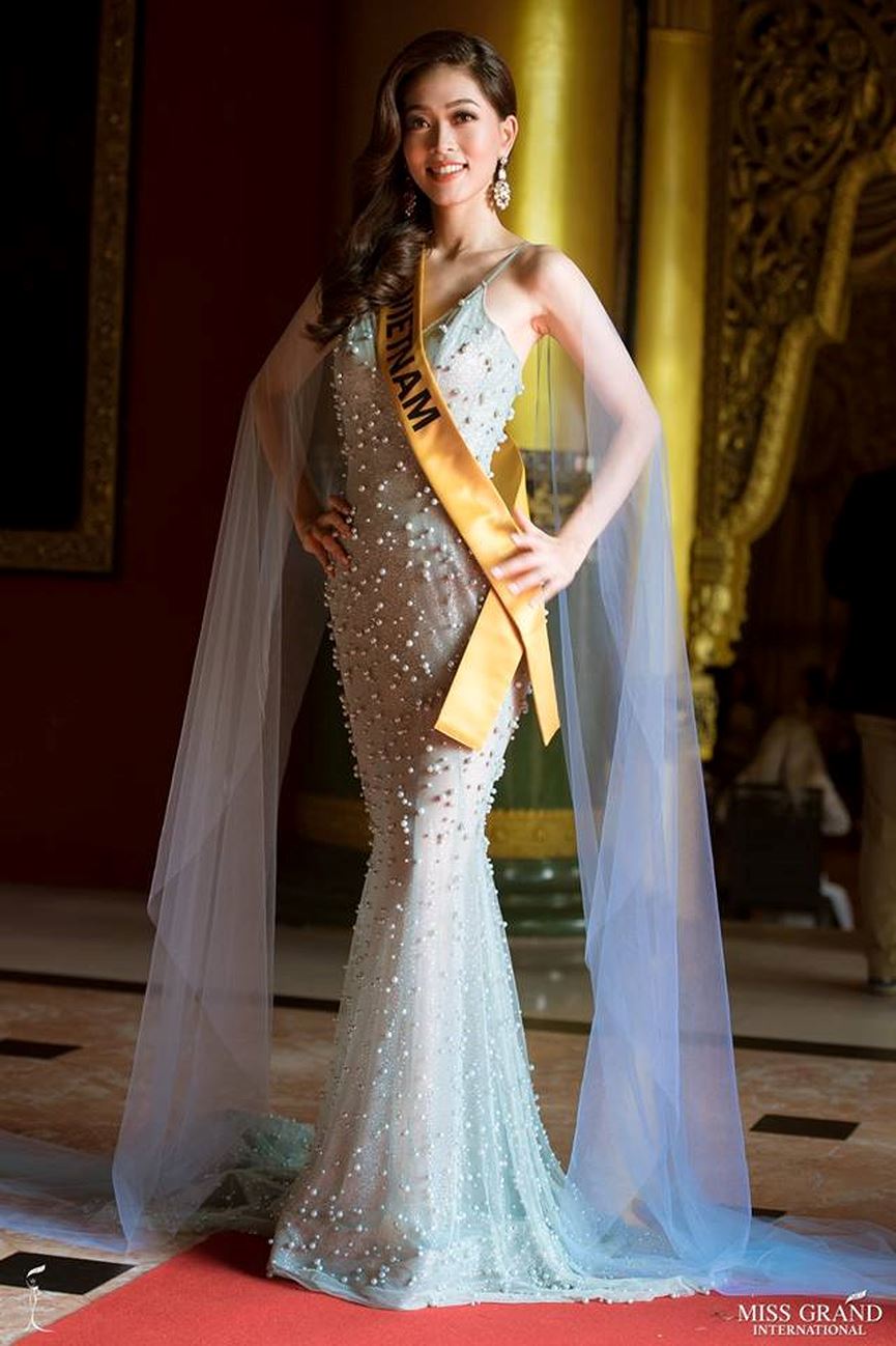 Á hậu Phương Nga diện bộ váy dạ hội màu xanh xuyên thấu vô cùng lộng lẫy và quyến rũ.  