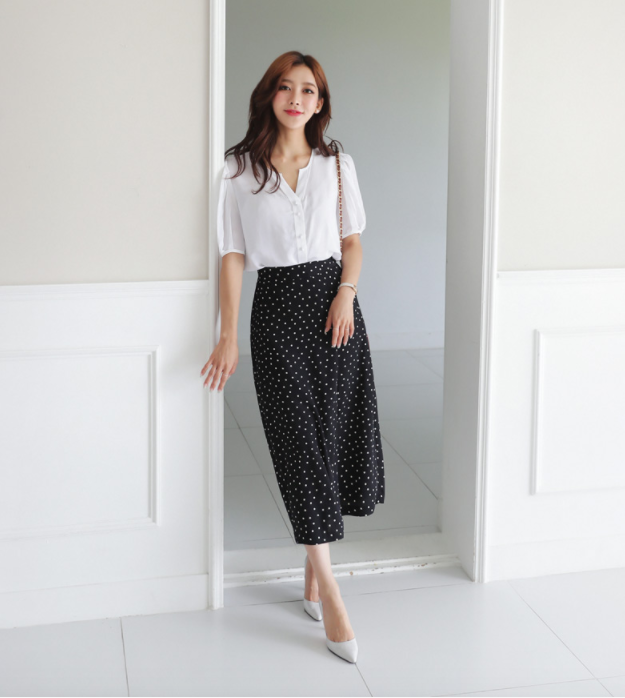 Chân váy midi chấm bi bao giờ cũng mang đến cho nàng công sở nét cổ điển nhẹ nhàng nhất là khi được kết hợp cùng sơmi trắng mềm mại.    