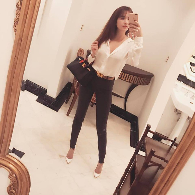 Trong khi Ngọc Trinh lại đơn giản với quần skinny, nhưng cô không quên nhấn thêm cho set đồ chiếc túi Hermes đắt giá.    